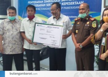 Kepala Desa Bulangan Barat Dapat Penghargaan Dari BPJS Ketenagakerjaan Pamekasan