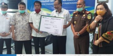 Kepala Desa Bulangan Barat Dapat Penghargaan Dari BPJS Ketenagakerjaan Pamekasan