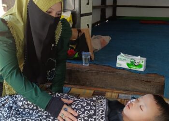 Ibu Tinuk Kholilurrahman Sambangi Moh. Fais Derbilhude, Berikan Dukungan dan Semangat untuk Kesembuhan